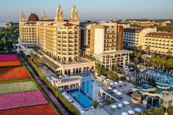 Jadore Deluxe Hotel…